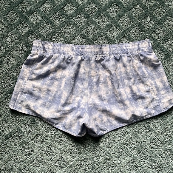 Billabong women’s blue and white shorts medium elastic waist - Picture 2 of 4